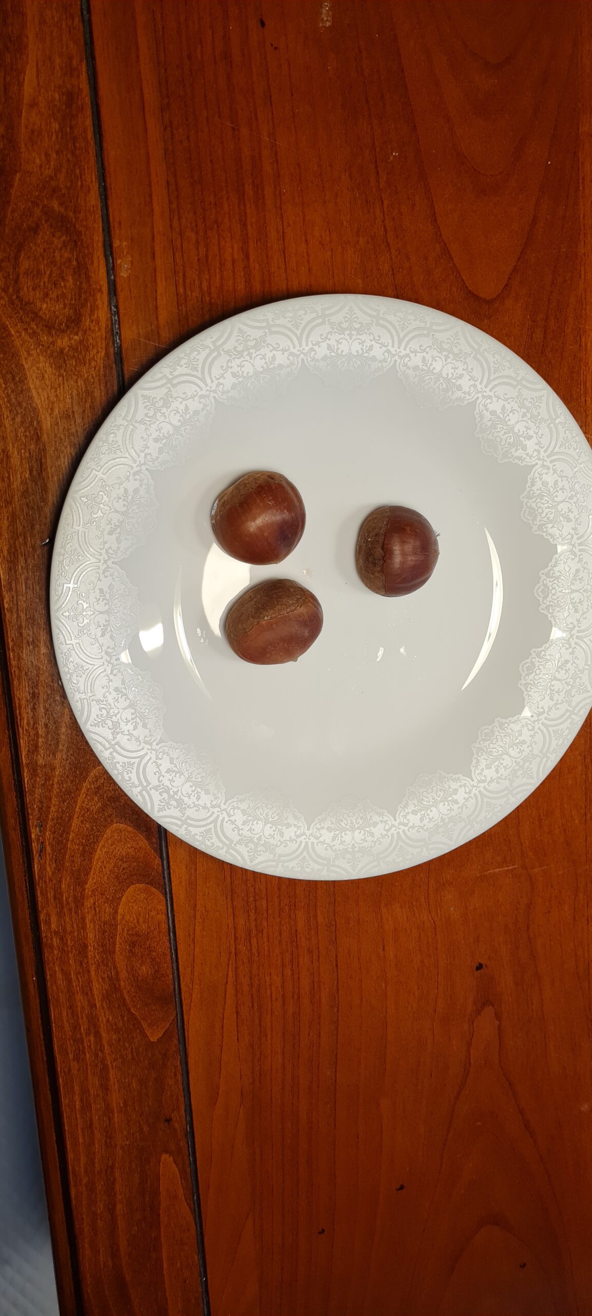 När kastanjerna faller från trädet plockar vi upp dem för att laga mat!